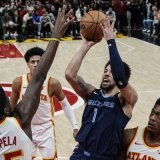 Clint Capela (à gauche) et Atlanta ont cédé face aux Grizzlies. KEYSTONE/AP/Mike Stewart